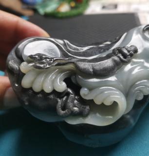 和田玉籽料青花俏色巧雕扭转乾坤,真是一件令人叹为观止的艺术品.和田