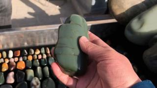 和田玉顶级沙枣青籽料原石脂粉一流